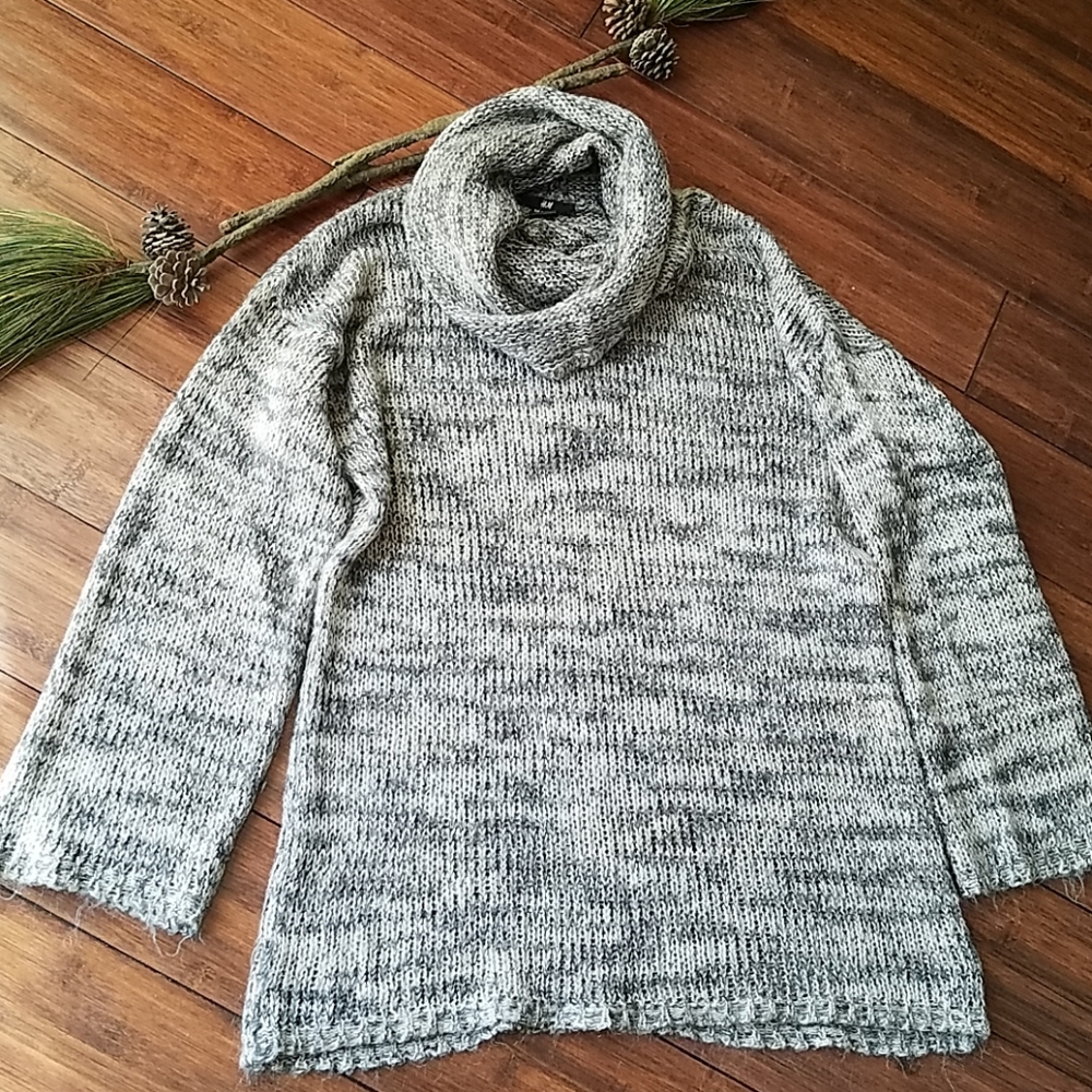 ❤️ 2 for $15 ❤️ H&M Cowl-neck Grey, White & Cream Sweater- Small